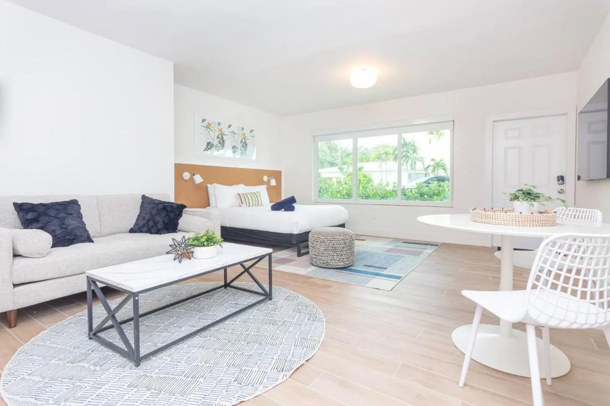 Image 3 of Large Stylish Studio Apartment In El Portal #3