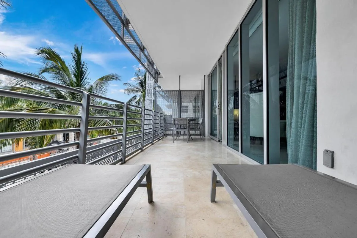 Image 4 of Large suites on Ocean Drive with direct access to the beach