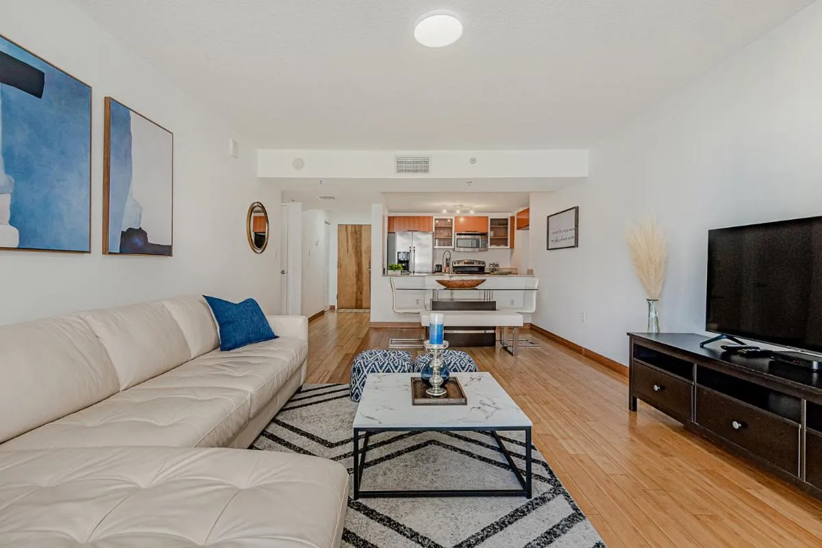 Image 5 of Lovely condo with city & ocean views. Sleep up to 6 people!