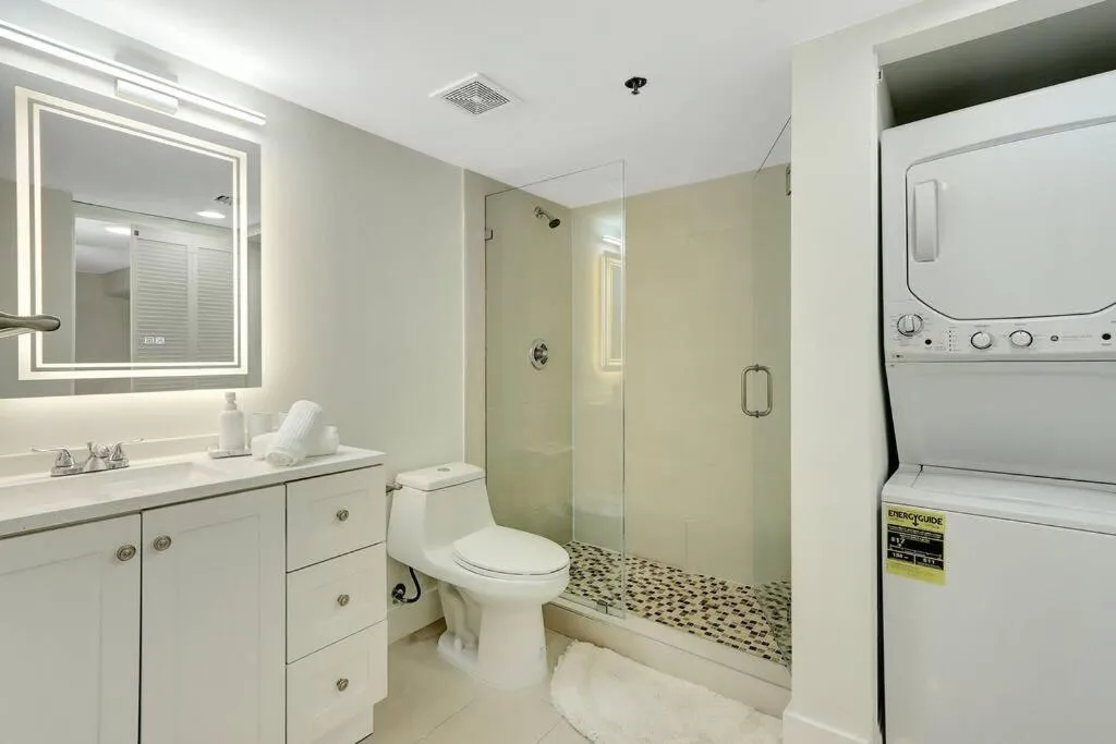 Image 2 of Lux 1B condo with XL Balcony, Pool, Gym & Games