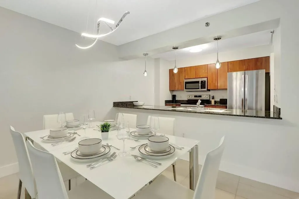Image 3 of Lux 1B condo with XL Balcony, Pool, Gym & Games