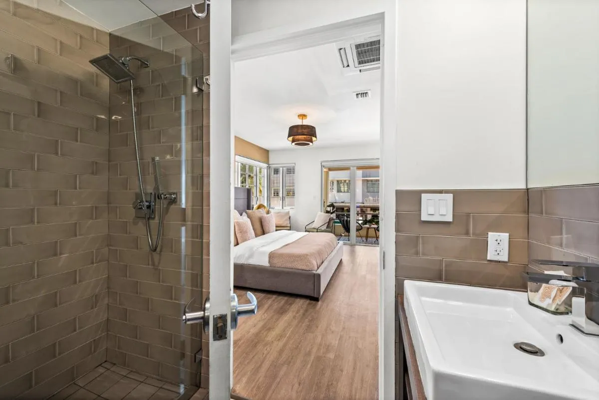 Image 2 of Luxuri Suites