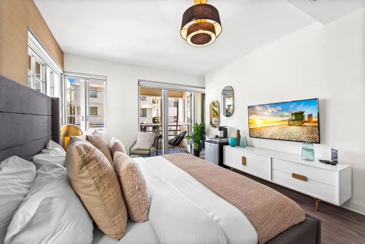 Image 4 of Luxuri Suites