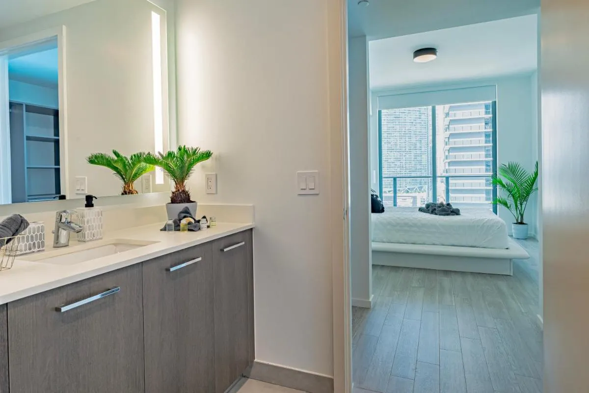 Image 2 of Luxurious 2-Bed Apartment with Breathtaking Bay views!!