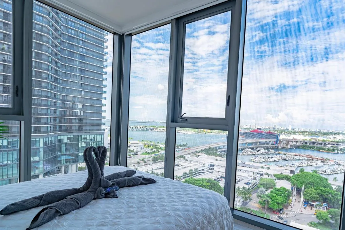 Image 1 of Luxurious 2-Bed Apartment with Breathtaking Bay views!!