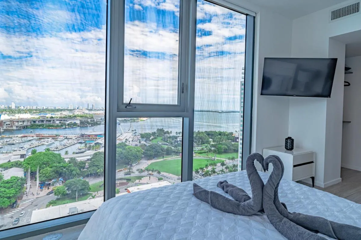 Image 5 of Luxurious 2-Bed Apartment with Breathtaking Bay views!!