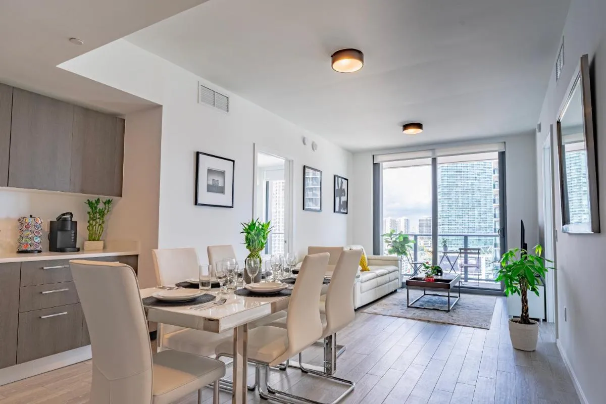 Image 3 of Luxurious 2-Bed Apartment with Breathtaking Bay views!!