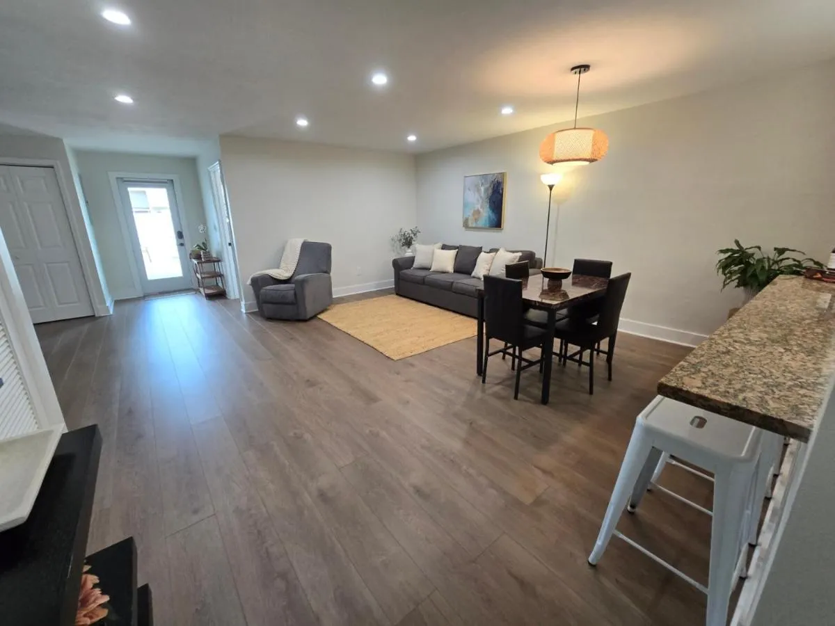 Image 2 of Luxurious & Spacious Townhouse in Prime Location