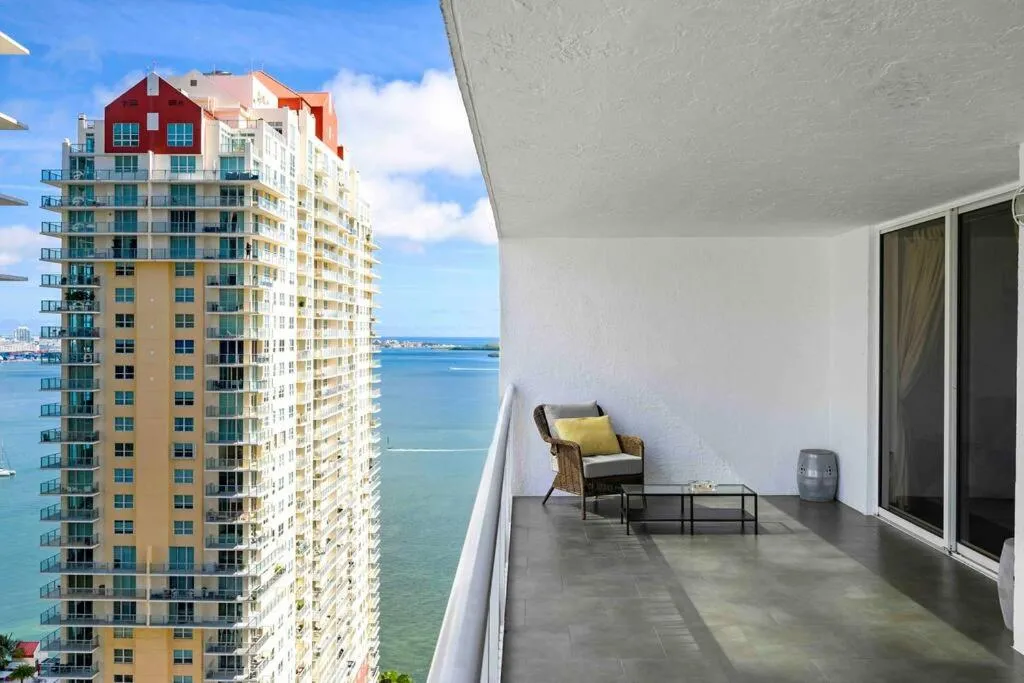 Image 6 of Luxury 1 BDR • 30th Floor • Brickell • Water Views