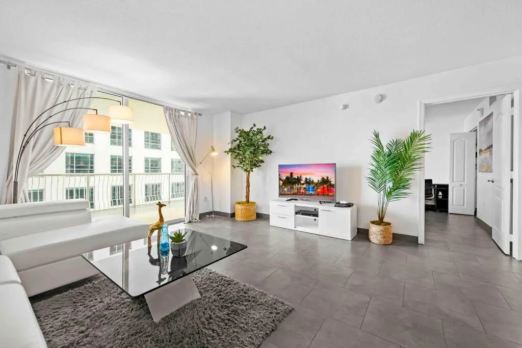 Image 5 of Luxury 1 BDR • 30th Floor • Brickell • Water Views