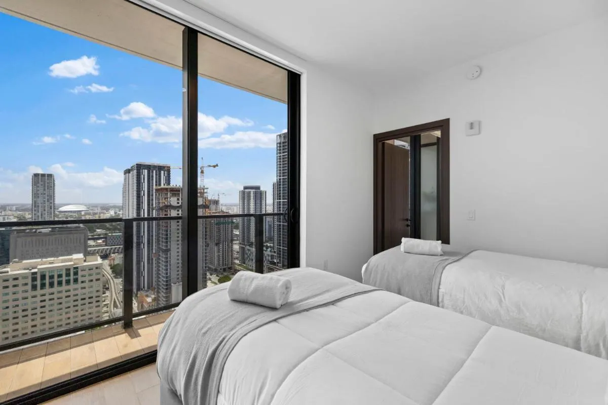 Image 3 of Luxury & Spacious 3BR Condo at Downtown Miami