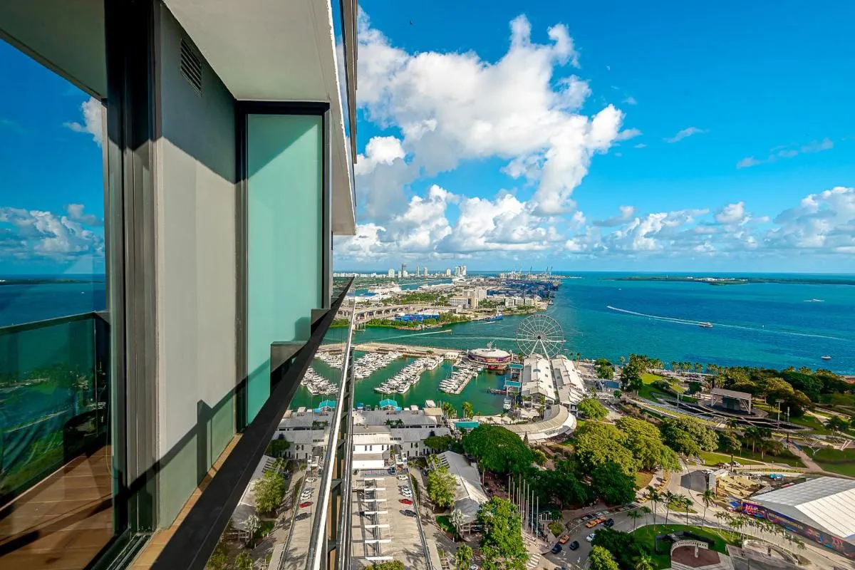 Image 4 of Luxury Studio Downtown Miami – Bayside View