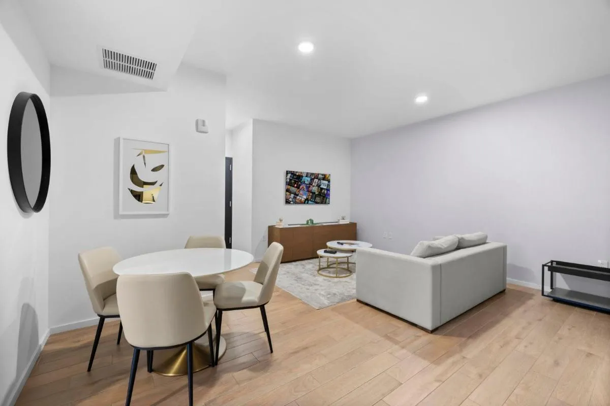 Image 3 of Luxury Studio with Panoramic City & Bay Views