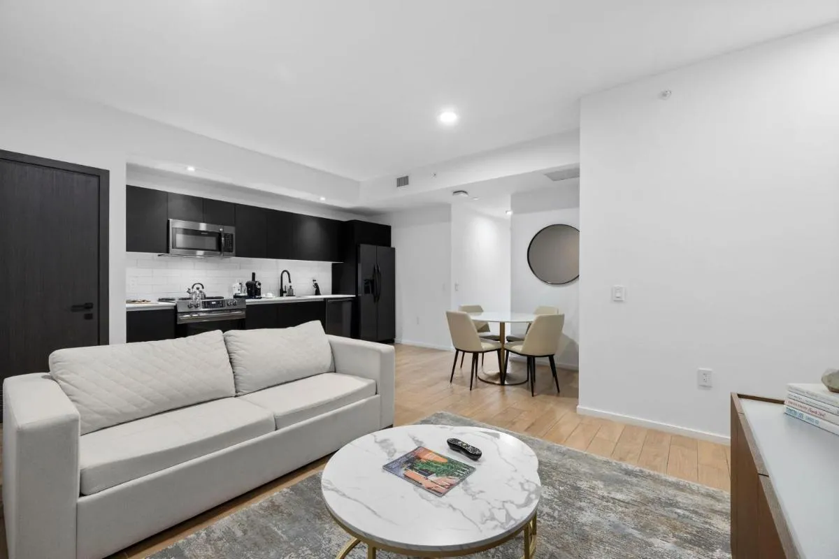 Image 5 of Luxury Studio with Panoramic City & Bay Views