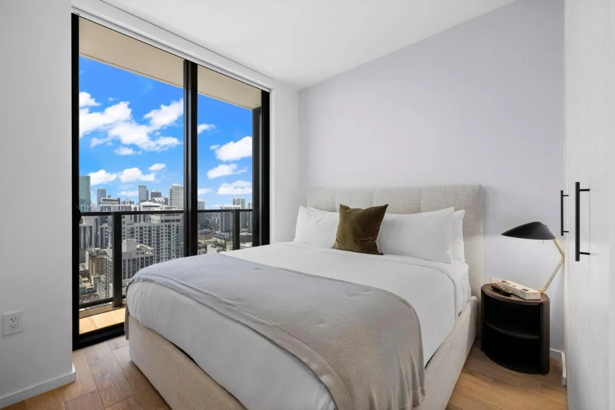 Image 2 of Luxury Studio with Panoramic City & Bay Views