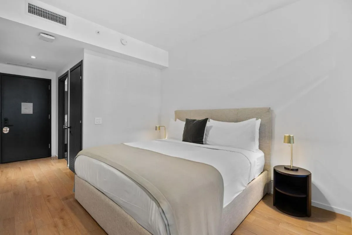 Image 2 of Luxury Studio with Stunning Bay views