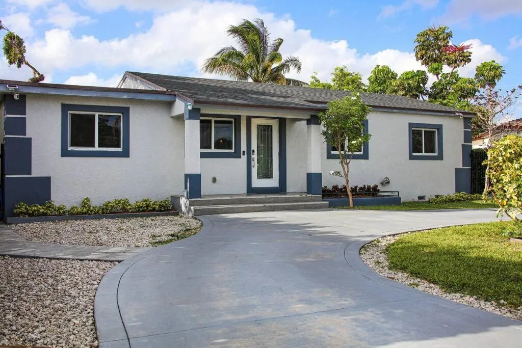 Image 5 of Luxury and Cozy Home on heart Miami w/Private Back