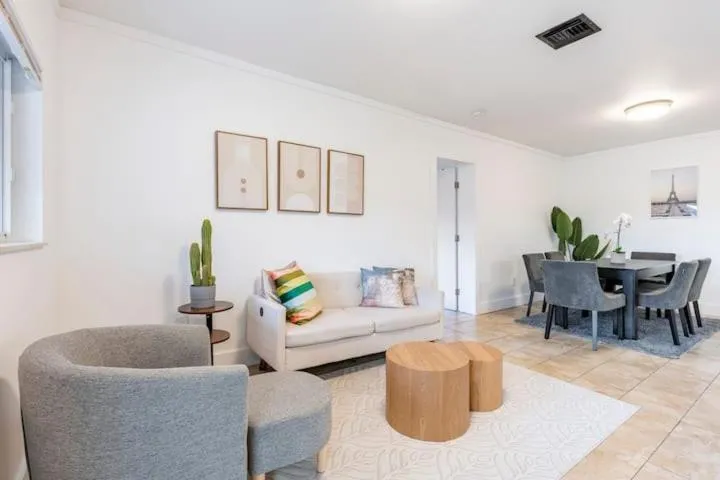 Image 3 of Luxury and Cozy Home on heart Miami w/Private Back
