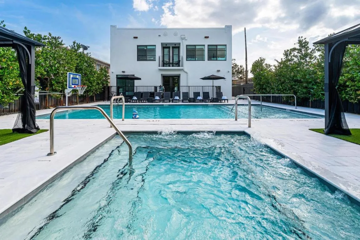 Image of MaisonBlanche Lux Retreat By Renzzi