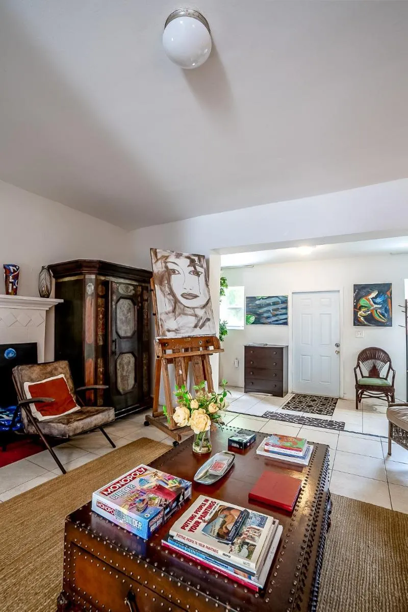 Image 4 of Miami Cheerful 4 bedroom home with free parking
