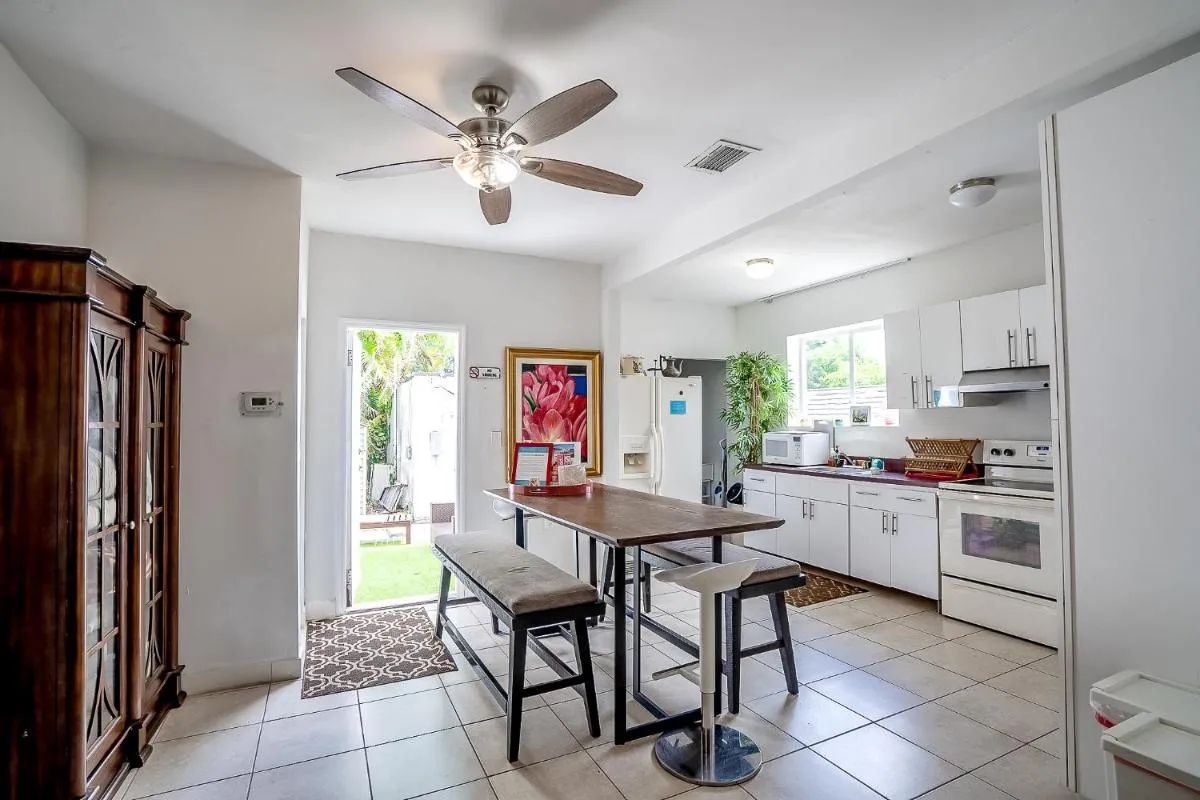 Image 1 of Miami Cheerful 4 bedroom home with free parking