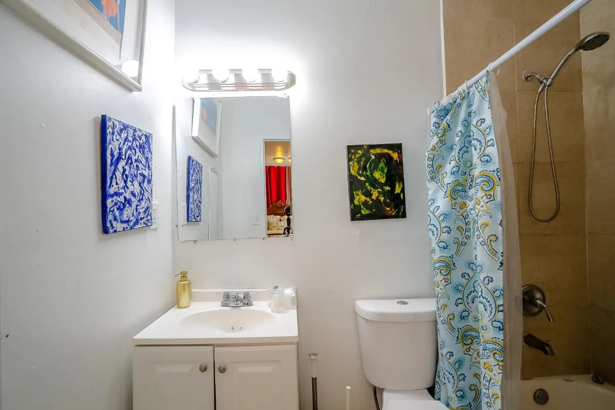 Image 5 of Miami Cheerful 4 bedroom home with free parking