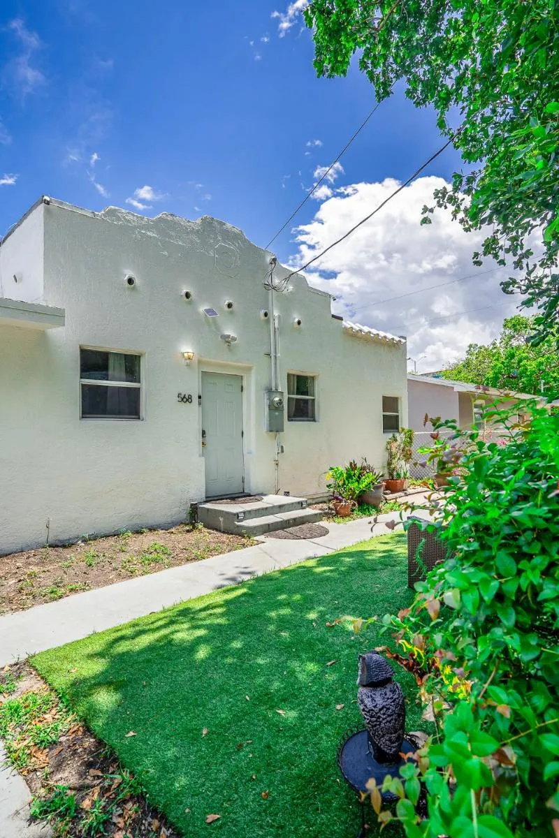Image 6 of Miami Cheerful 4 bedroom home with free parking