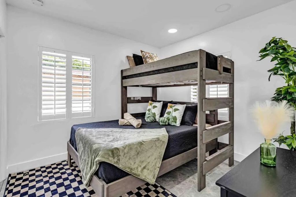 Image 1 of Miami Luxury Home! Next to Miami airport and beach