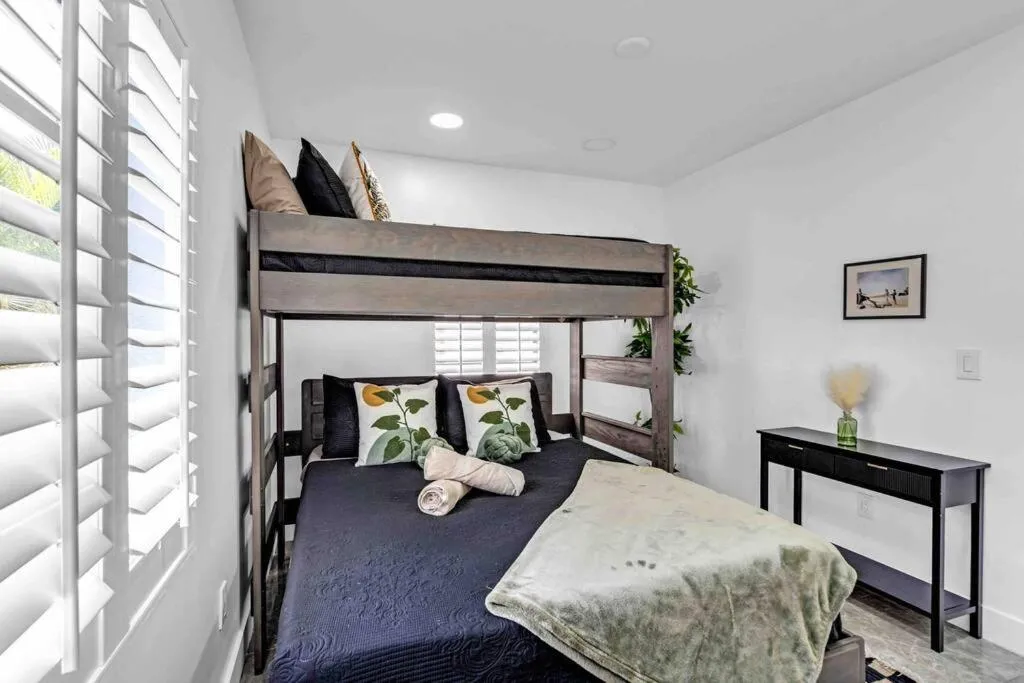 Image 6 of Miami Luxury Home! Next to Miami airport and beach