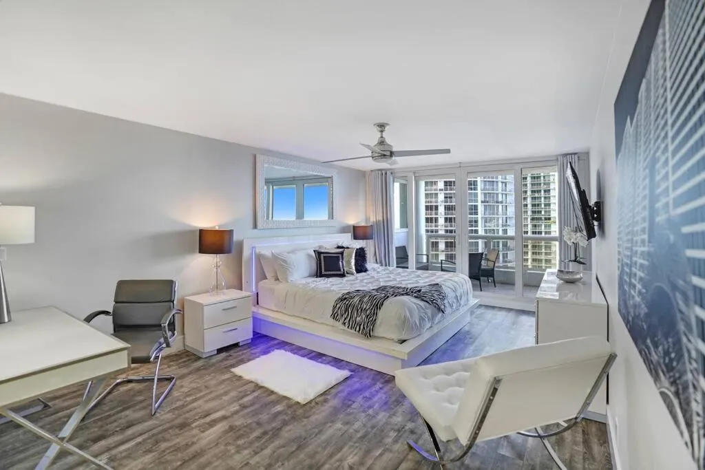 Image 5 of Miami Vice! Totally Renovated, Water & Park Views!