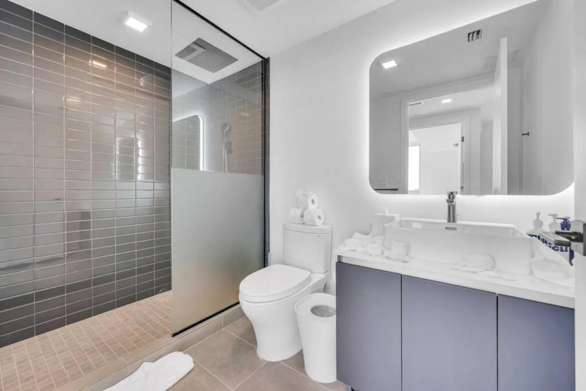 Image 2 of Modern 1 Bed Condo across from Bayside in Downtown