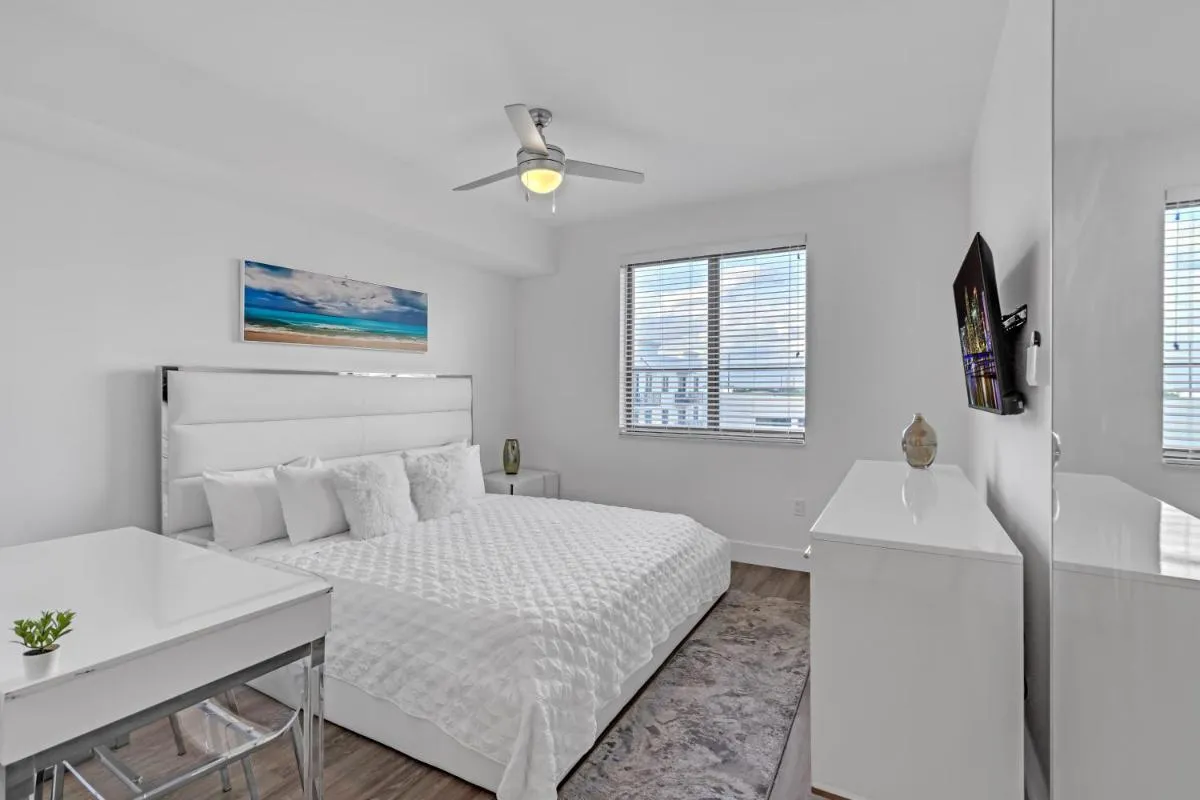 Image 1 of Modern 2 Bed in the Heart of Doral Free Parking