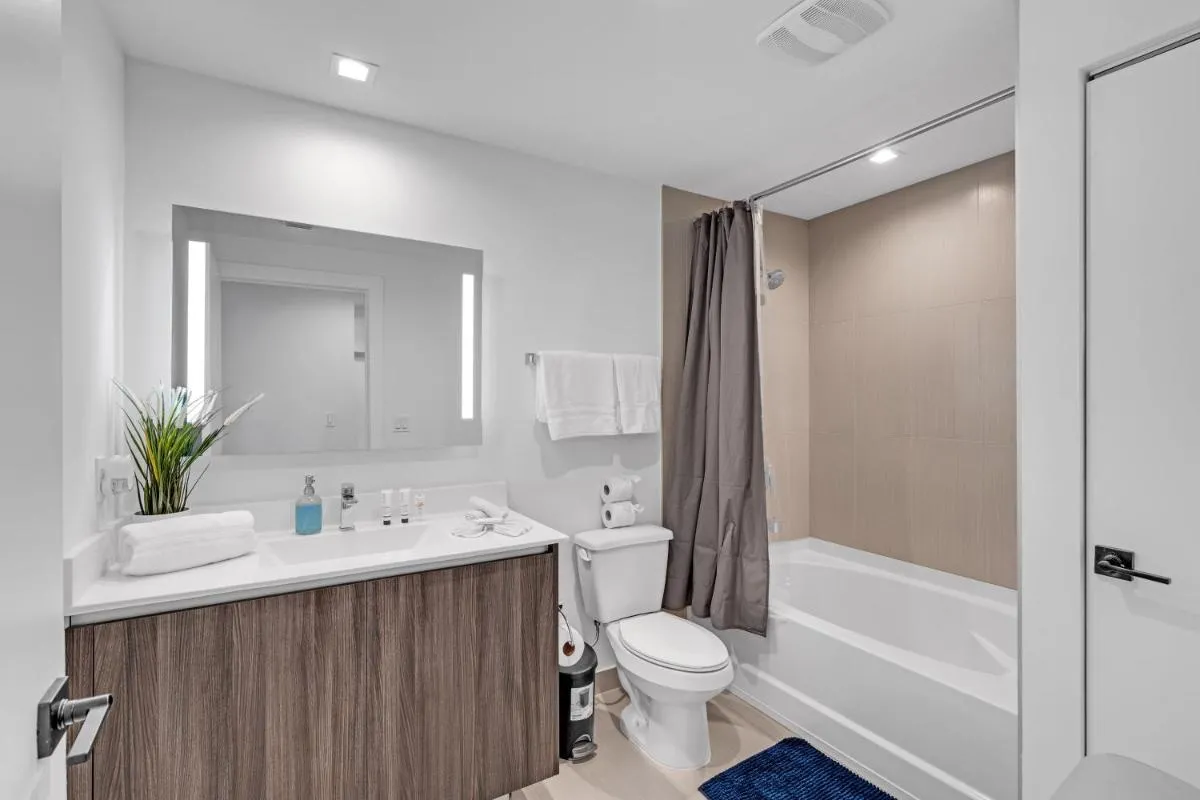 Image 2 of Modern 2 Bed in the Heart of Doral Free Parking