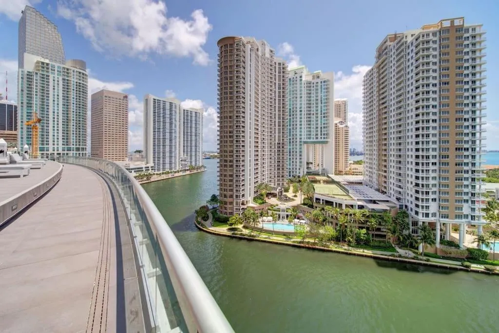 Image 6 of POOLSIDE CORNER 2 BEDROOMS ICON BRICKELL BAY & POOL VIEWS * 5 STAR SPA
