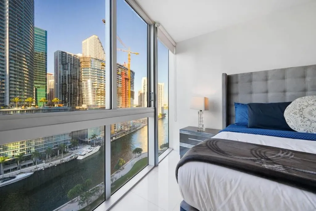 Image 1 of POOLSIDE CORNER 2 BEDROOMS ICON BRICKELL BAY & POOL VIEWS * 5 STAR SPA