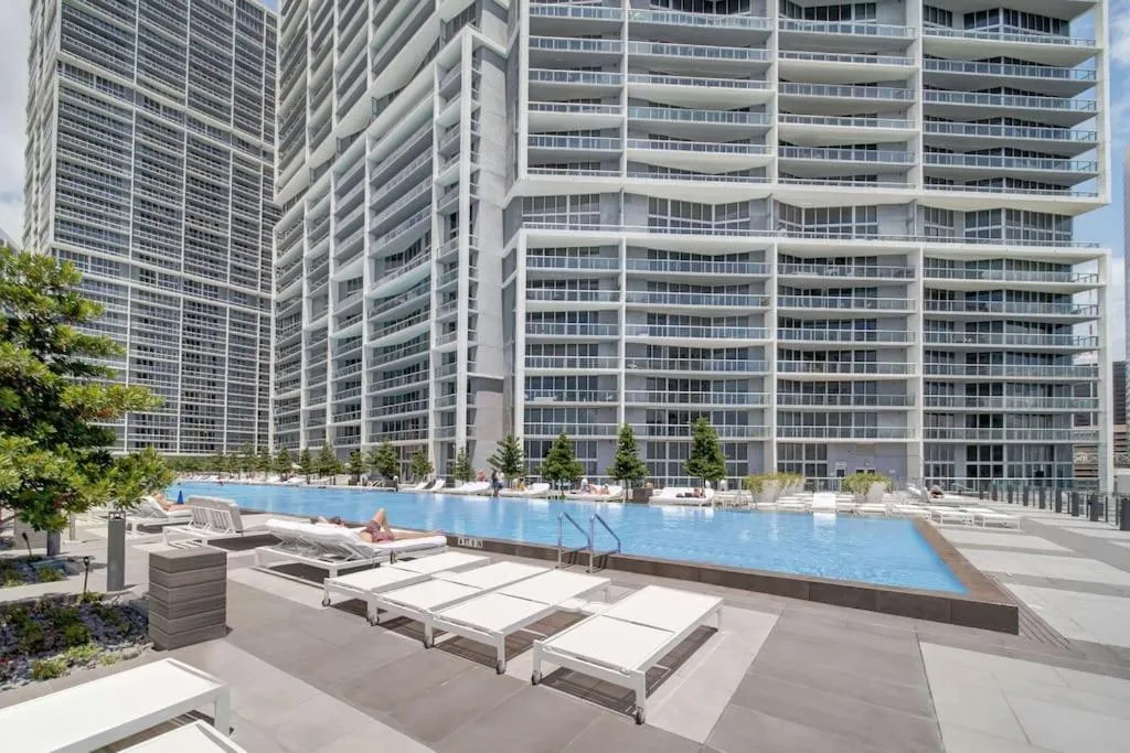 Image 3 of POOLSIDE CORNER 2 BEDROOMS ICON BRICKELL BAY & POOL VIEWS * 5 STAR SPA