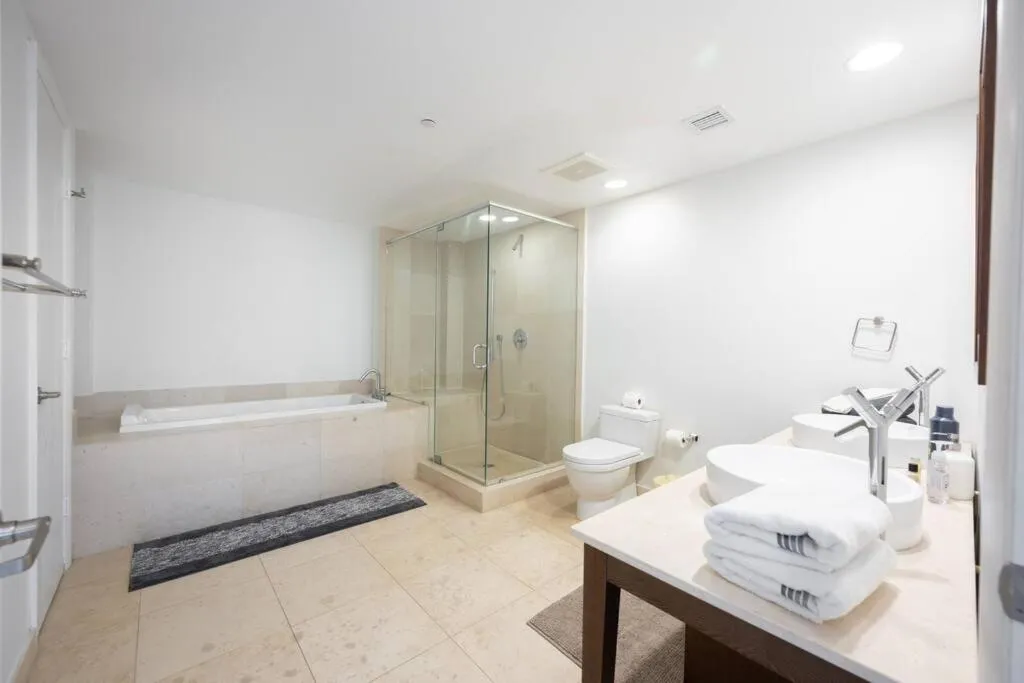 Image 2 of POOLSIDE CORNER 2 BEDROOMS ICON BRICKELL BAY & POOL VIEWS * 5 STAR SPA