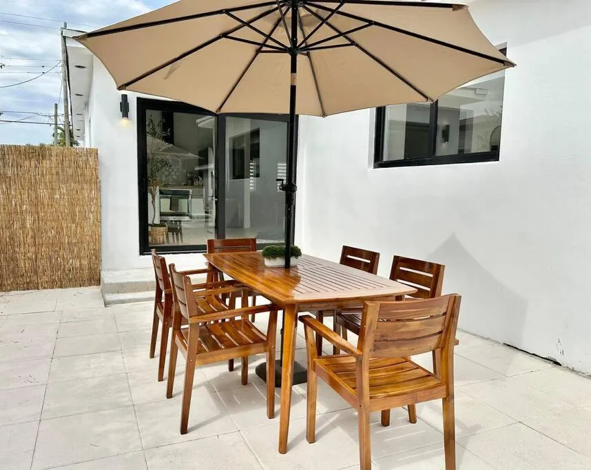 Image 2 of POOL Sleeps 8 Mins to Calle 8 SoBe Brickell