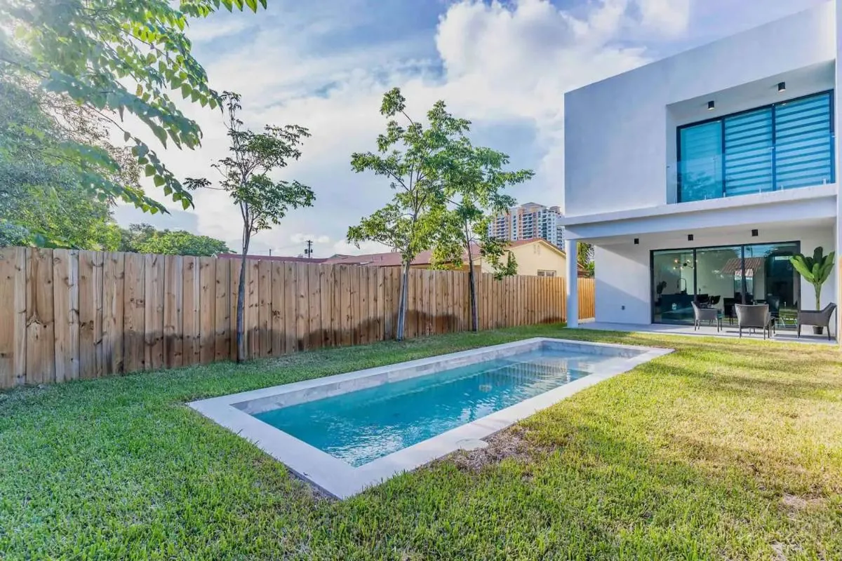 Image 3 of Paradise House w Pool & Yard