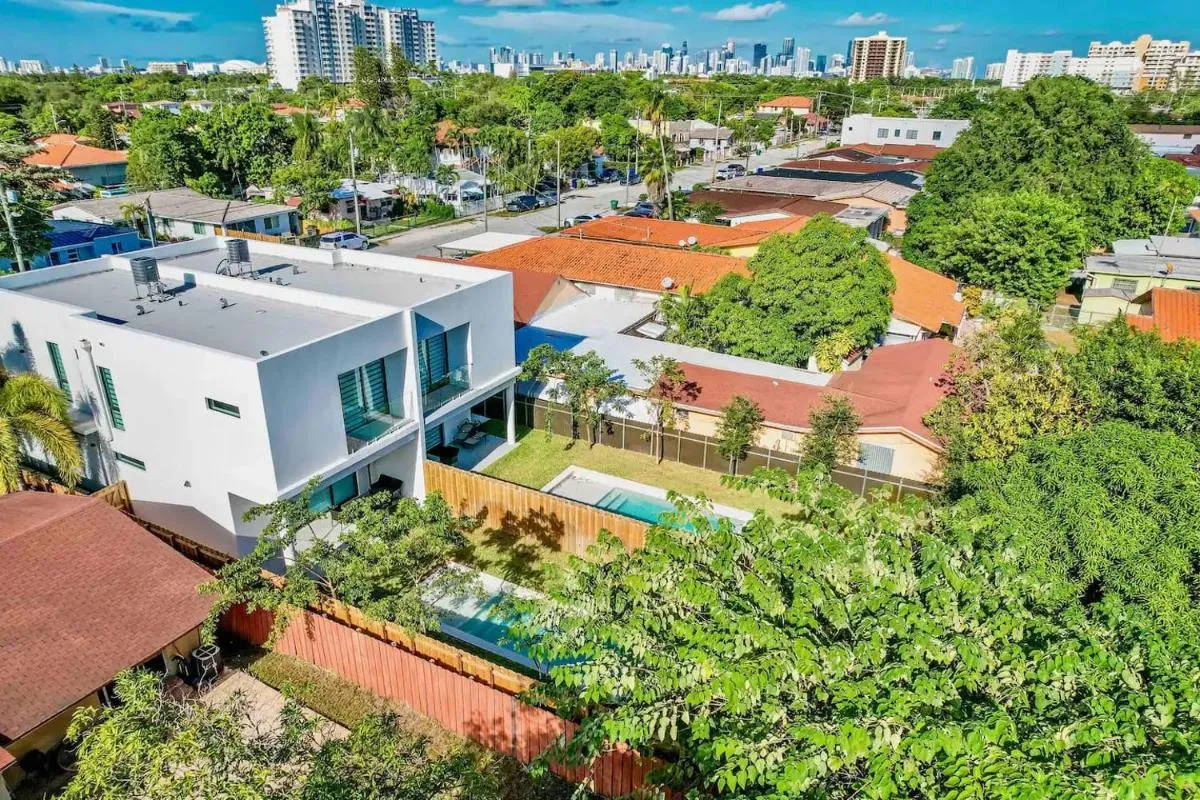 Image 6 of Paradise House w Pool & Yard