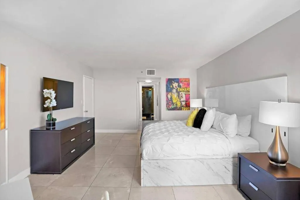 Image 1 of Pisces Dream – Direct water views!