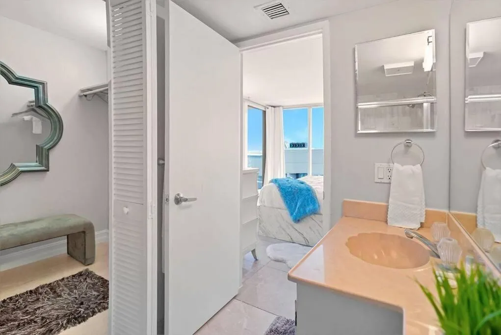 Image 2 of Pisces Dream – Direct water views!