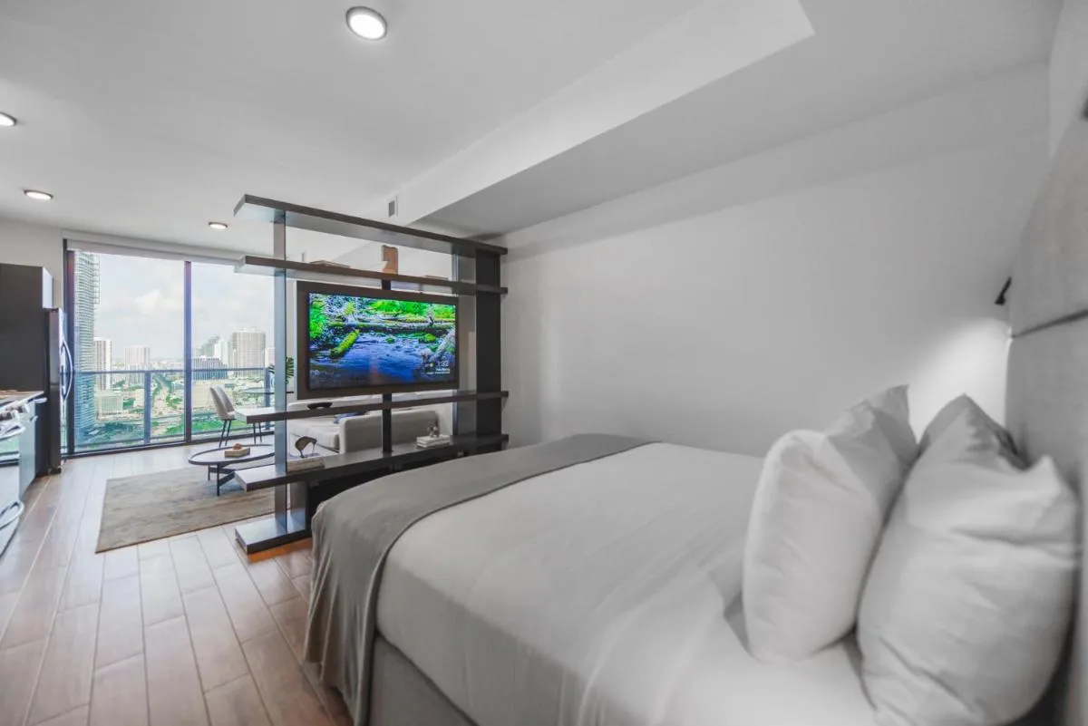 Image 2 of Prime Spot – Stunning Studio with Ocean and Bay Views