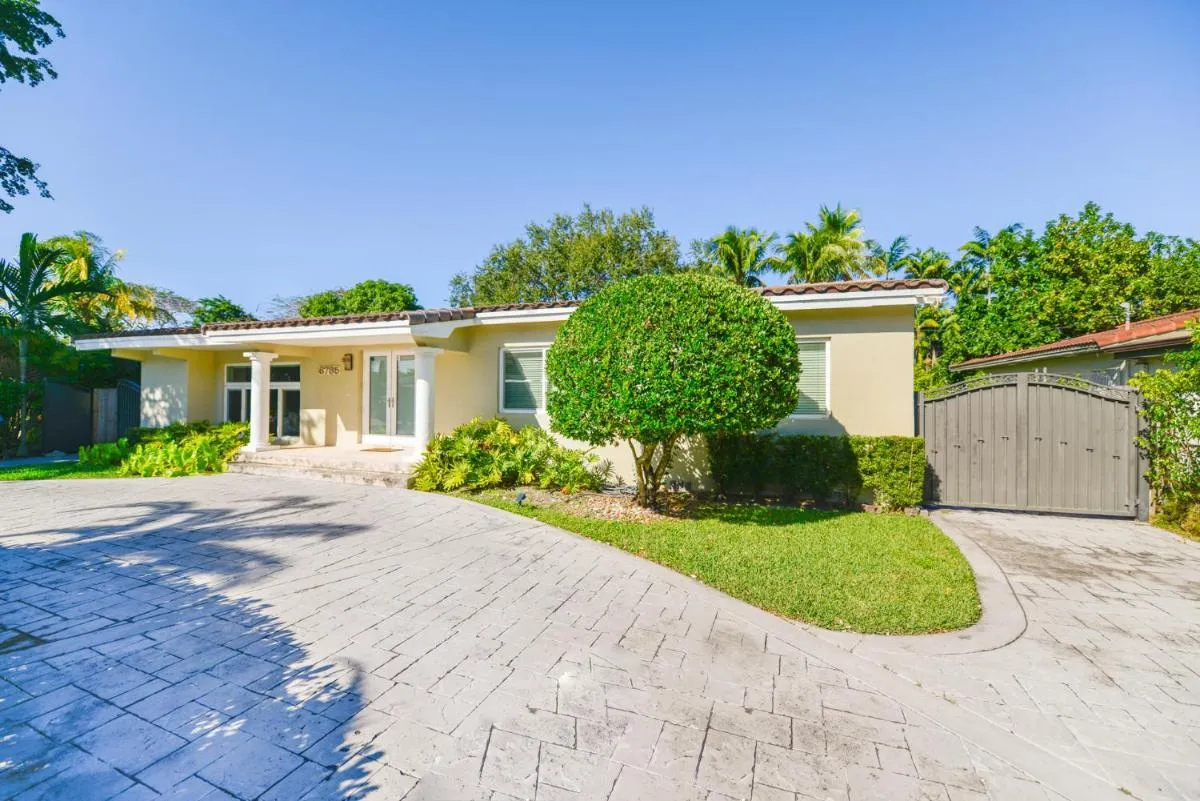 Image 6 of Private Pool – Free Parking – Stay in Coral Gables