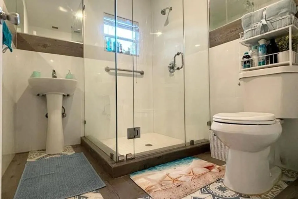 Image 2 of Queen bedroom in best Location! In a 2 rooms apt – Parking, Laundry and Drop Off Lugagge !