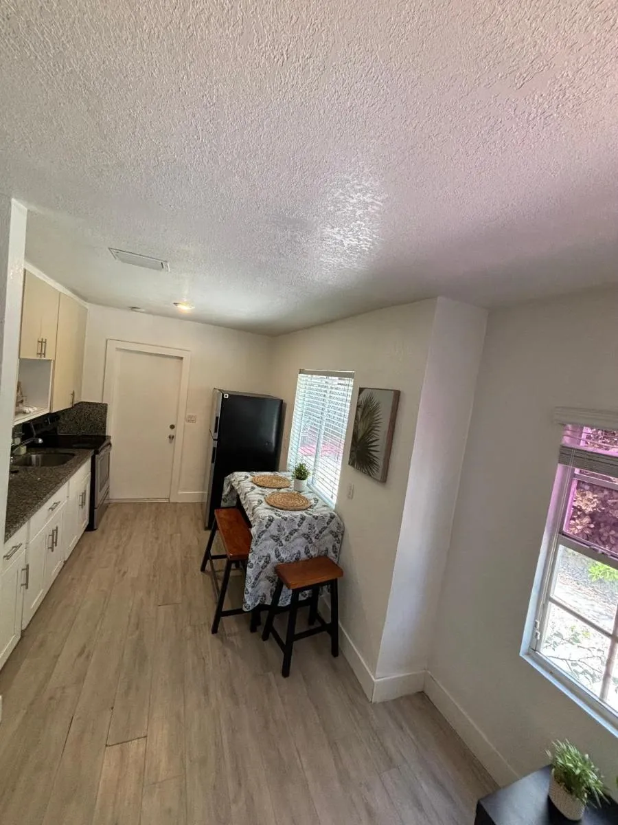 Image 3 of Queen bedroom in best Location! In a 2 rooms apt – Parking, Laundry and Drop Off Lugagge !
