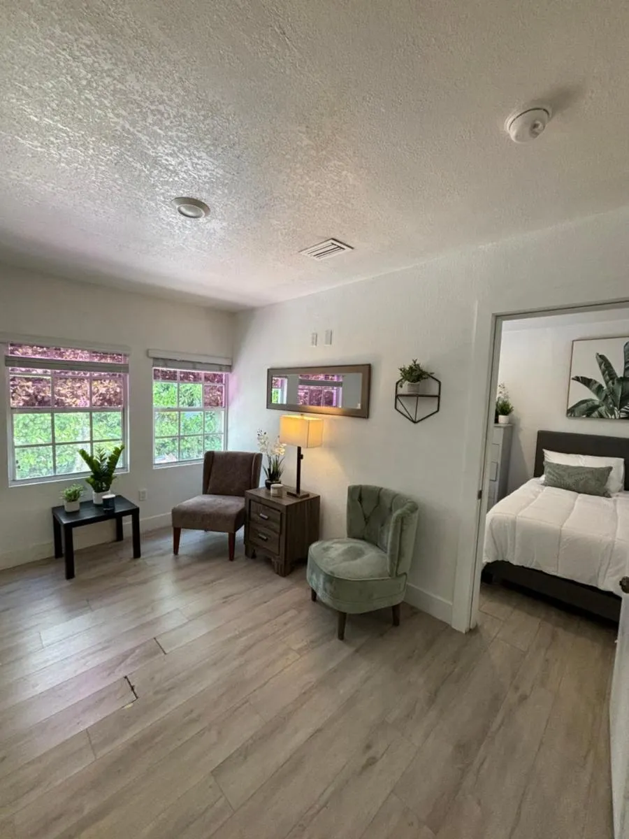 Image 1 of Queen bedroom in best Location! In a 2 rooms apt – Parking, Laundry and Drop Off Lugagge !