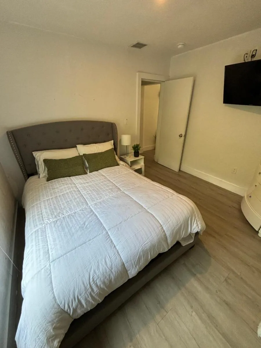 Image 6 of Queen bedroom in best Location! In a 2 rooms apt – Parking, Laundry and Drop Off Lugagge !