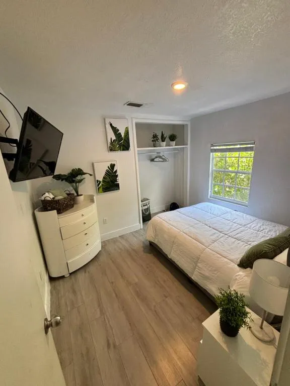 Image of Queen bedroom in best Location! In a 2 rooms apt – Parking, Laundry and Drop Off Lugagge !