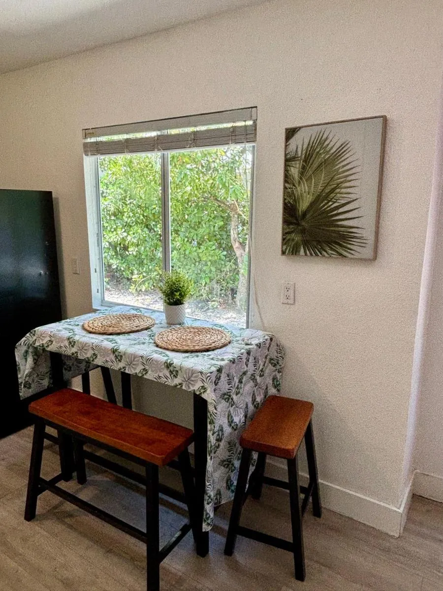 Image 4 of Queen bedroom in best Location! In a 2 rooms apt – Parking, Laundry and Drop Off Lugagge !